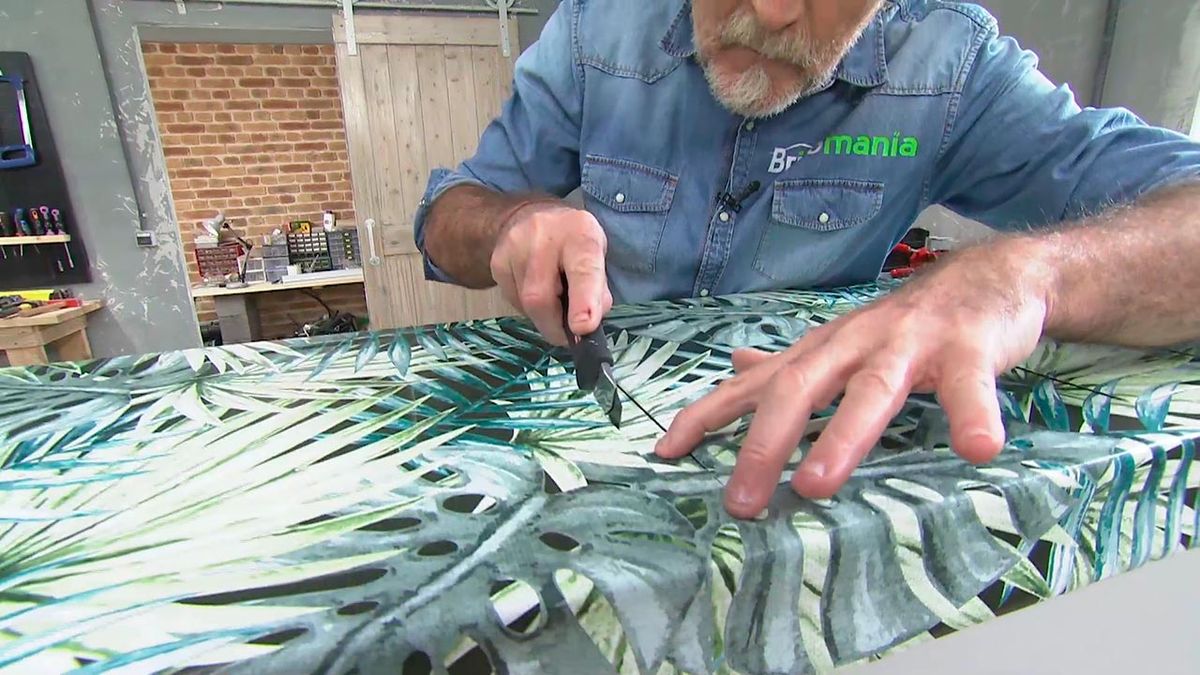 Truco para decorar cajones con papel pintado paso 4