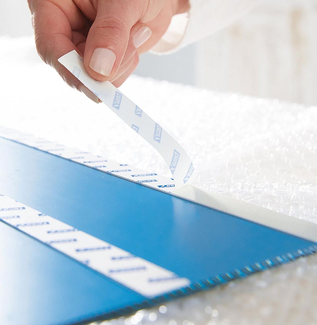 Cómo decorar una estantería con espejo paso 2