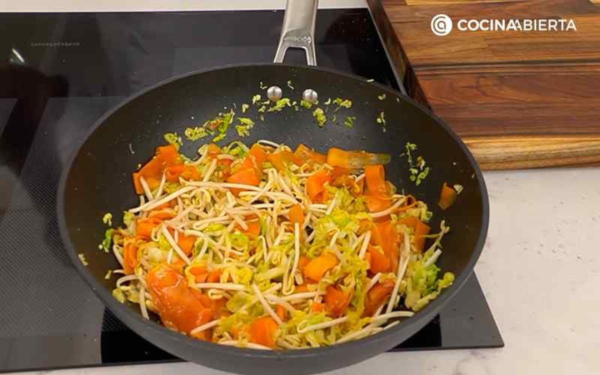 Cocina las verduras en un wok