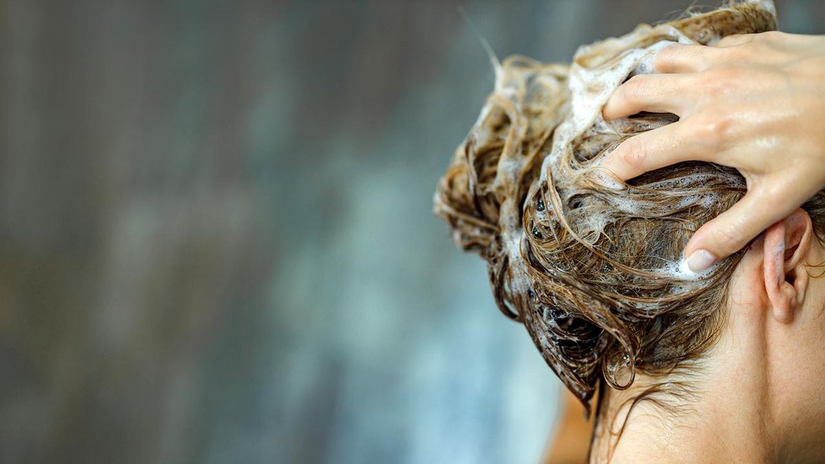 como lavar el pelo despues de un dia de playa ducha