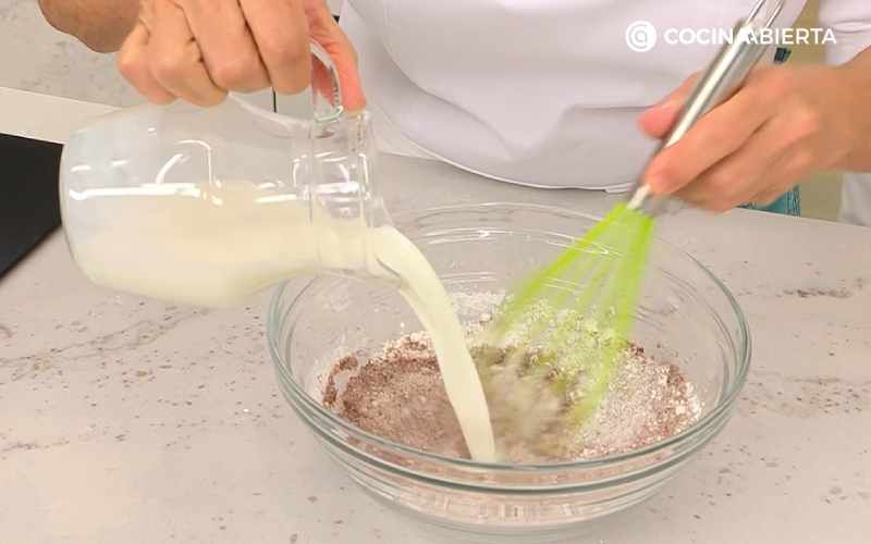 Mezcla los ingredientes secos con la leche