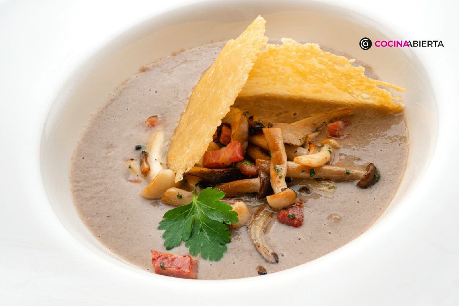 Con crujiente de queso y setas salteadas con beicon