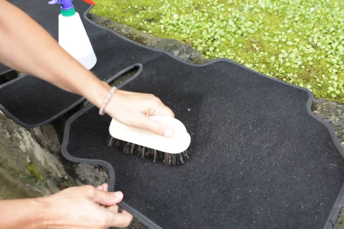 Limpieza de las alfombras del coche según su material