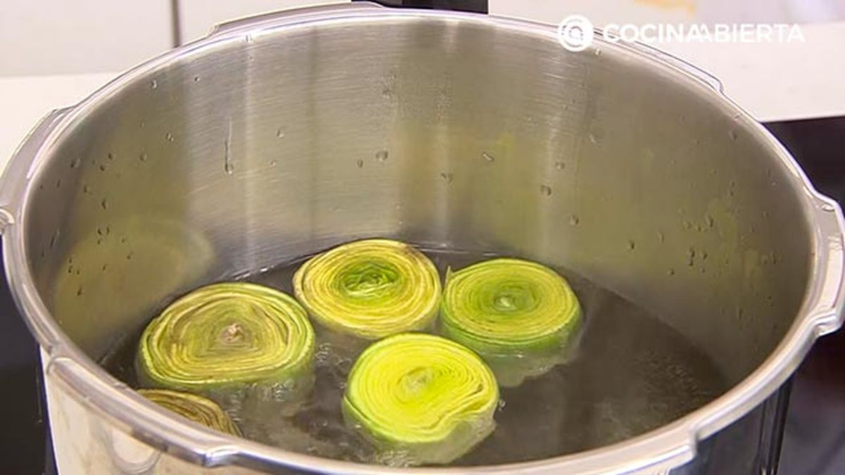 alcachofas con salsa holandesa gratinadas al horno receta karlos arguinano karl67450321 paso1