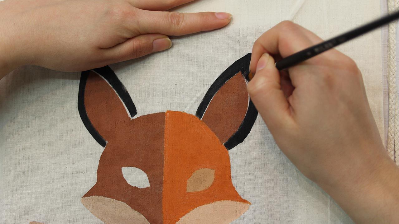 Pintar una mochila de tela paso 9