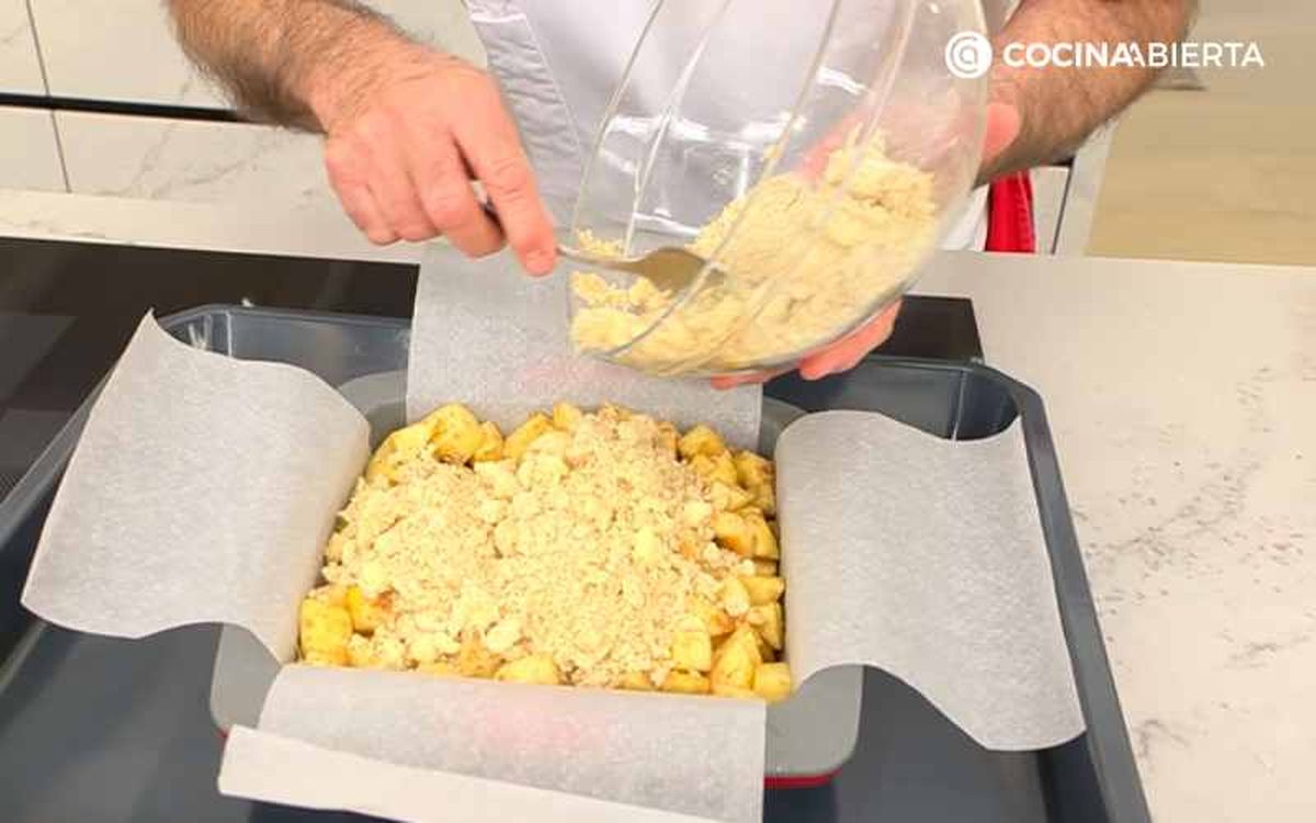 Cubre el molde con la mezcla de manzanas y la harina