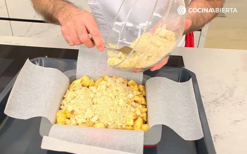 Cubre el molde con la mezcla de manzanas y la harina