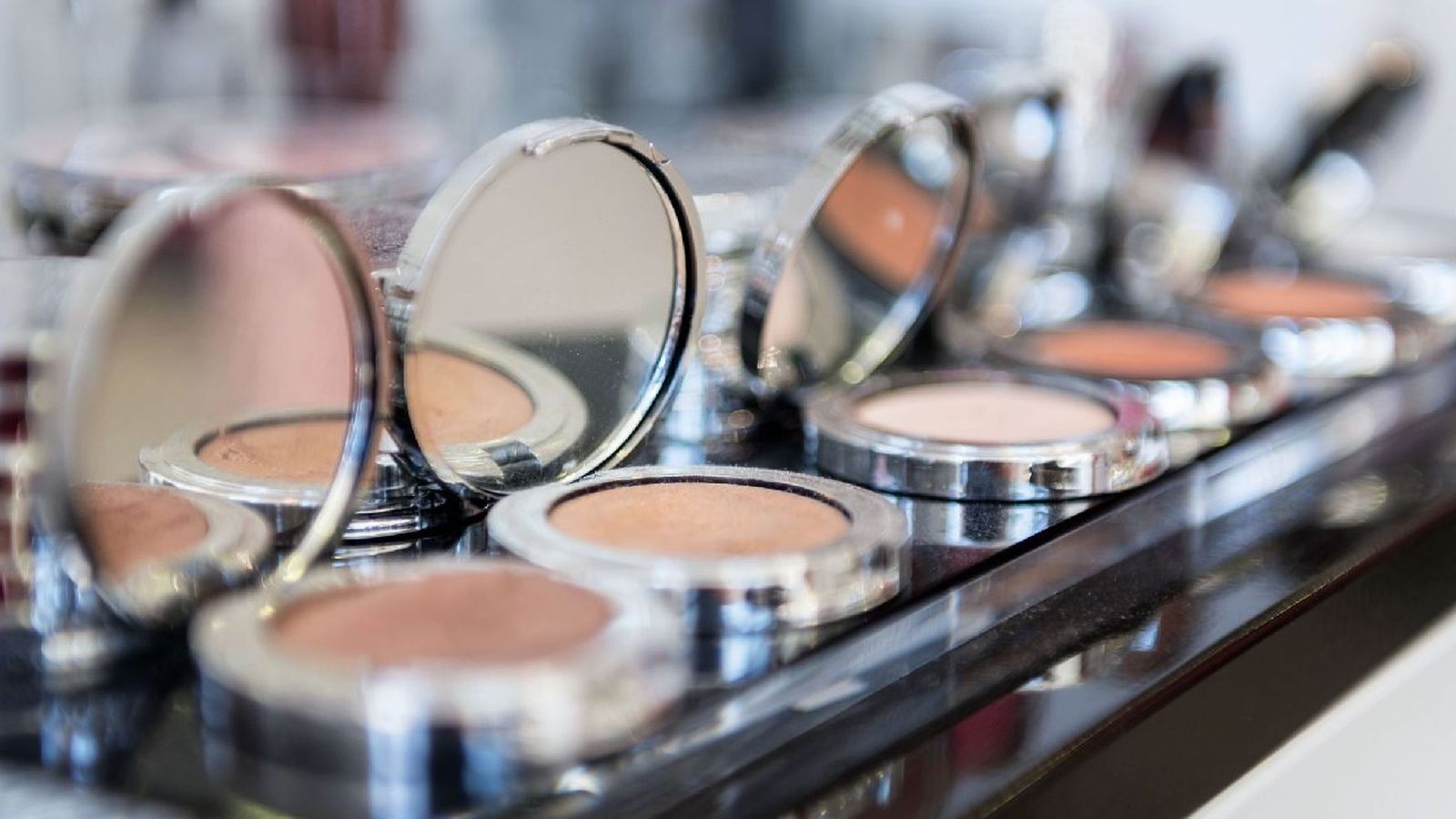 Reciclar y reutilizar tu maquillaje no solo es una práctica económica, sino también ecológica