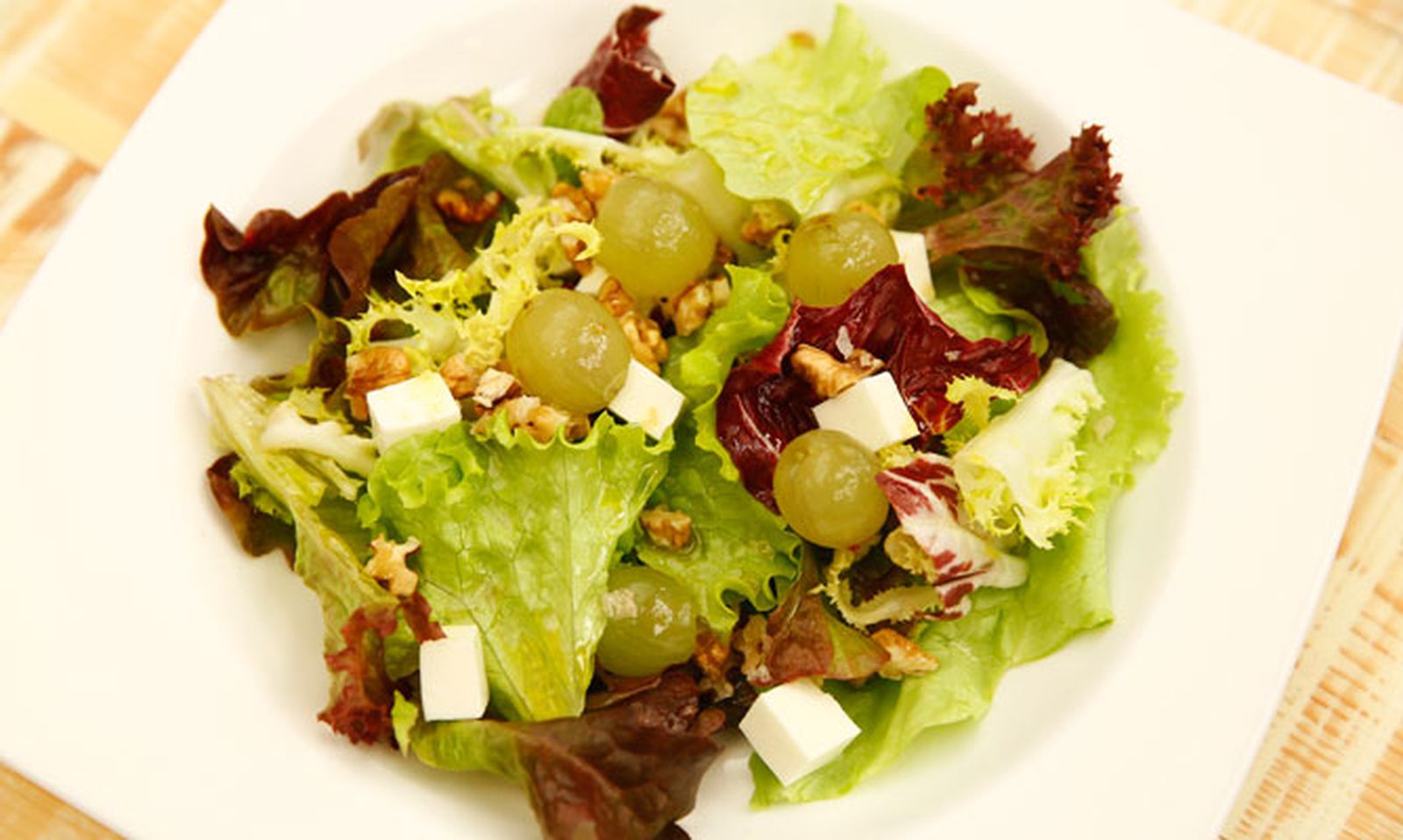 5464 2 Ensalada de lechugas variadas con uvas y queso xl