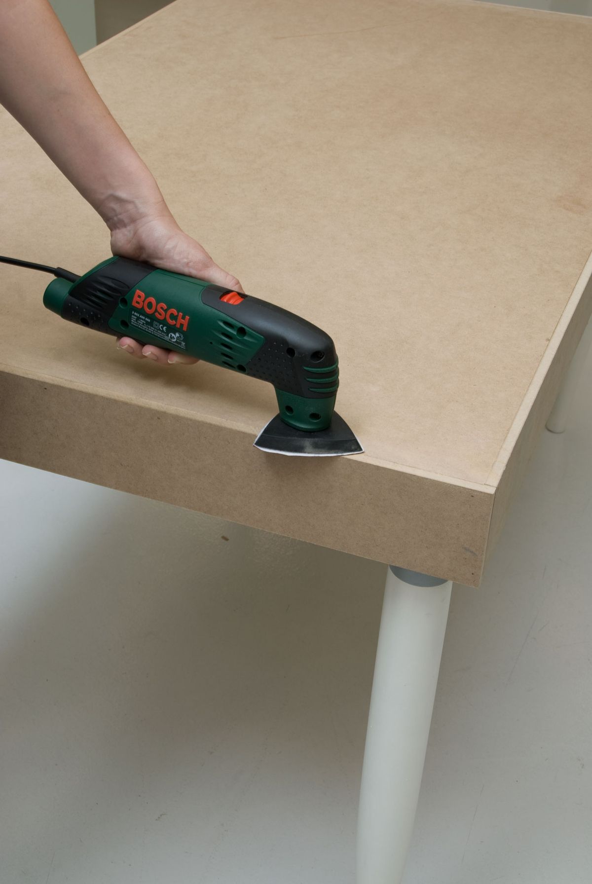 Mesa tradicional decorada con decoupage paso 5