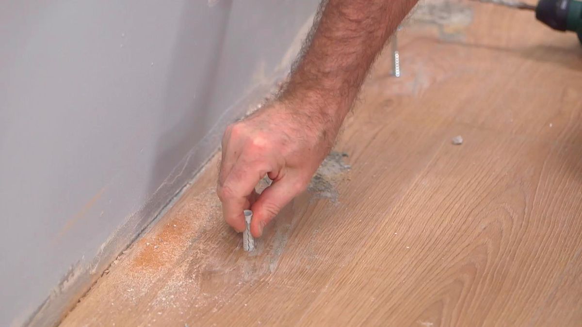 Cómo colocar un inodoro suspendido paso 5