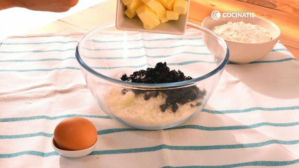 Mezcla los ingredientes hasta formar una masa