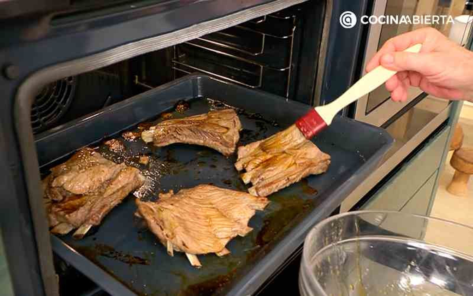 Unta las costillas asadas con el marinado