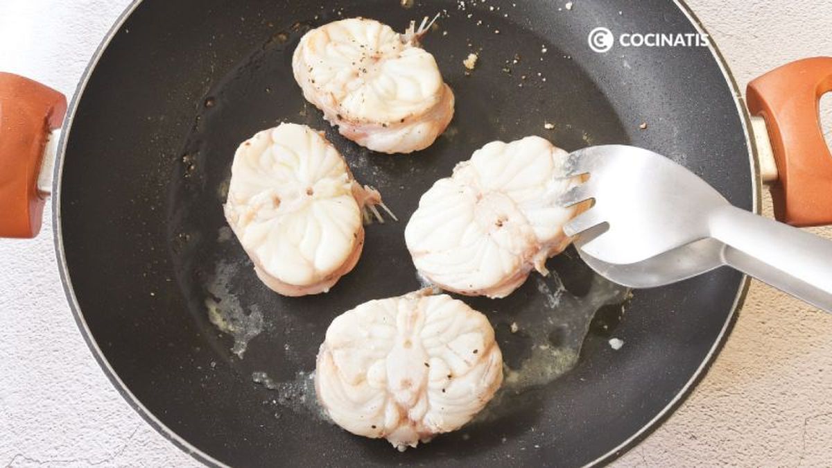 Doramos las rodajas de rape