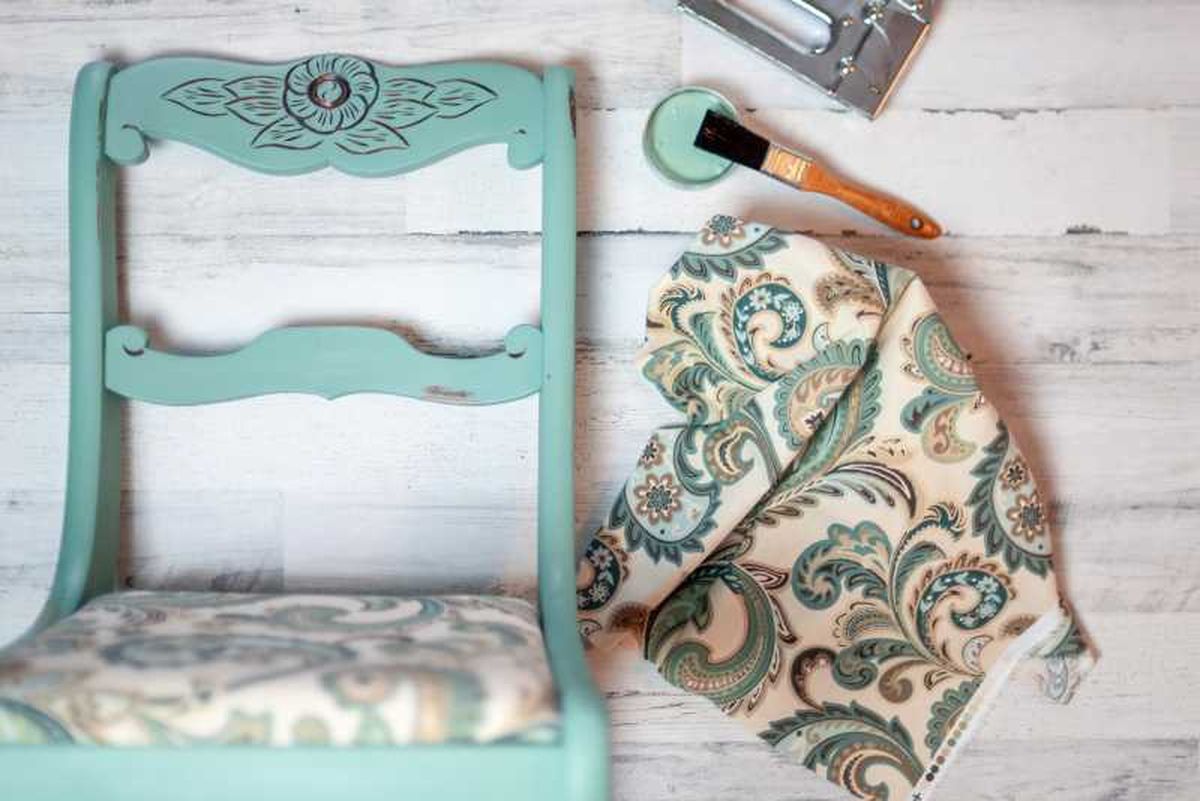 Silla vintage preparada para restaurar y tapizar.