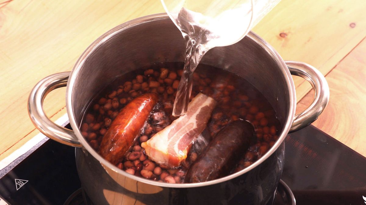 Alubias rojas con morcilla y chorizo paso 2
