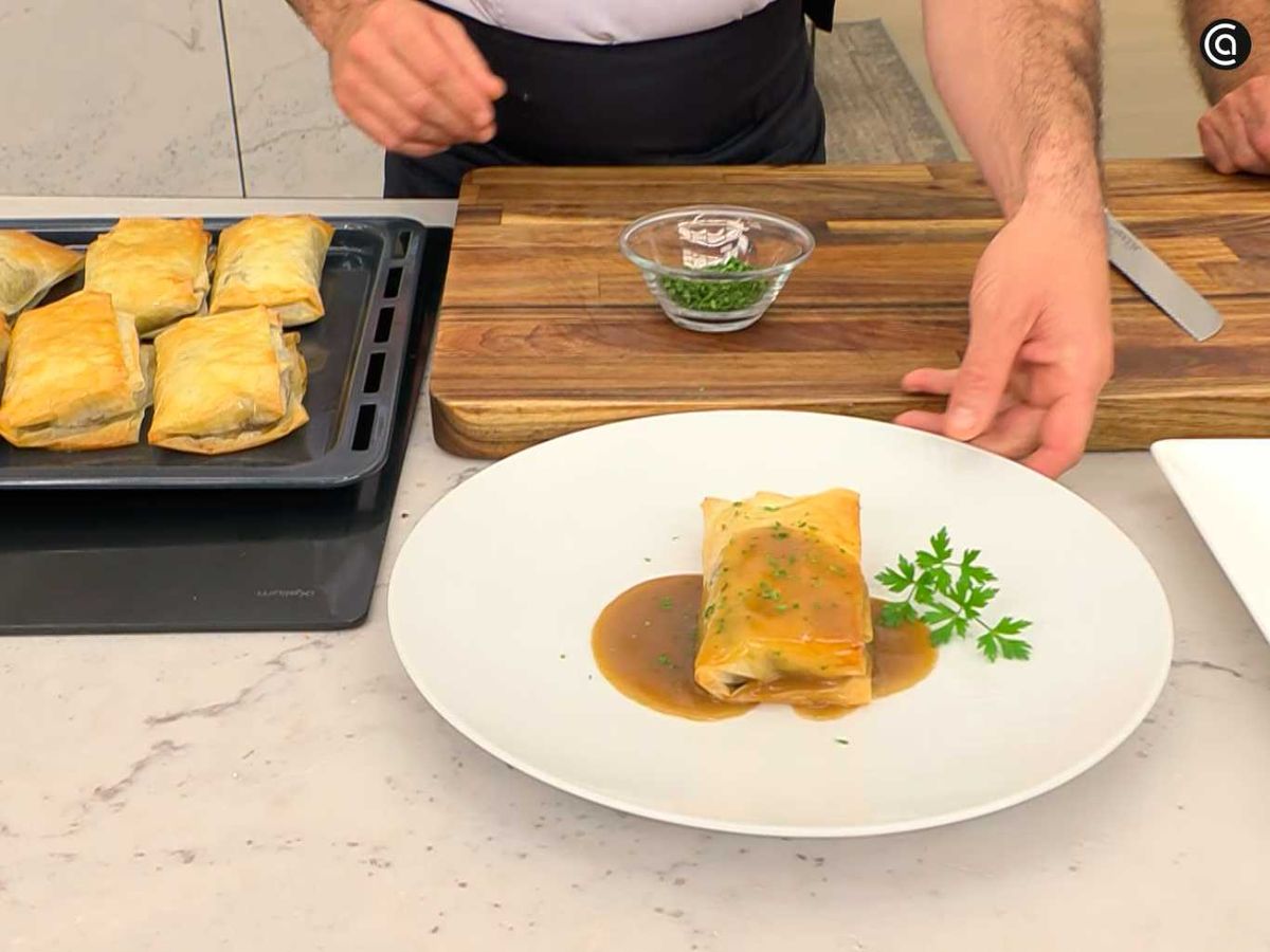 Sirve el strudel de carrillera, nueces, manzana y pasas