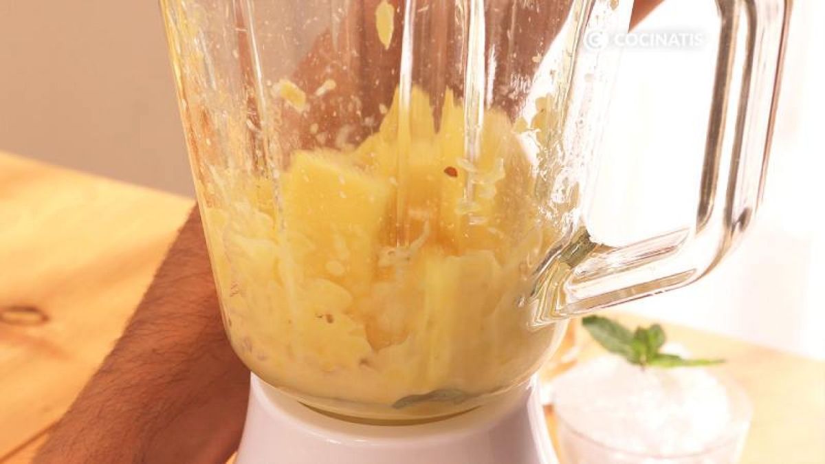 Pon en el vaso de la batidora los ingredientes y tritura bien/ Fotos: Cocinatis