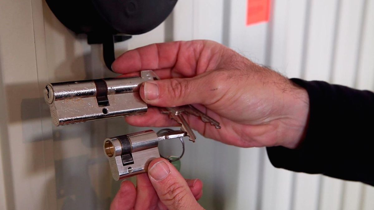 Cambiar bombín de puerta de garaje paso 4