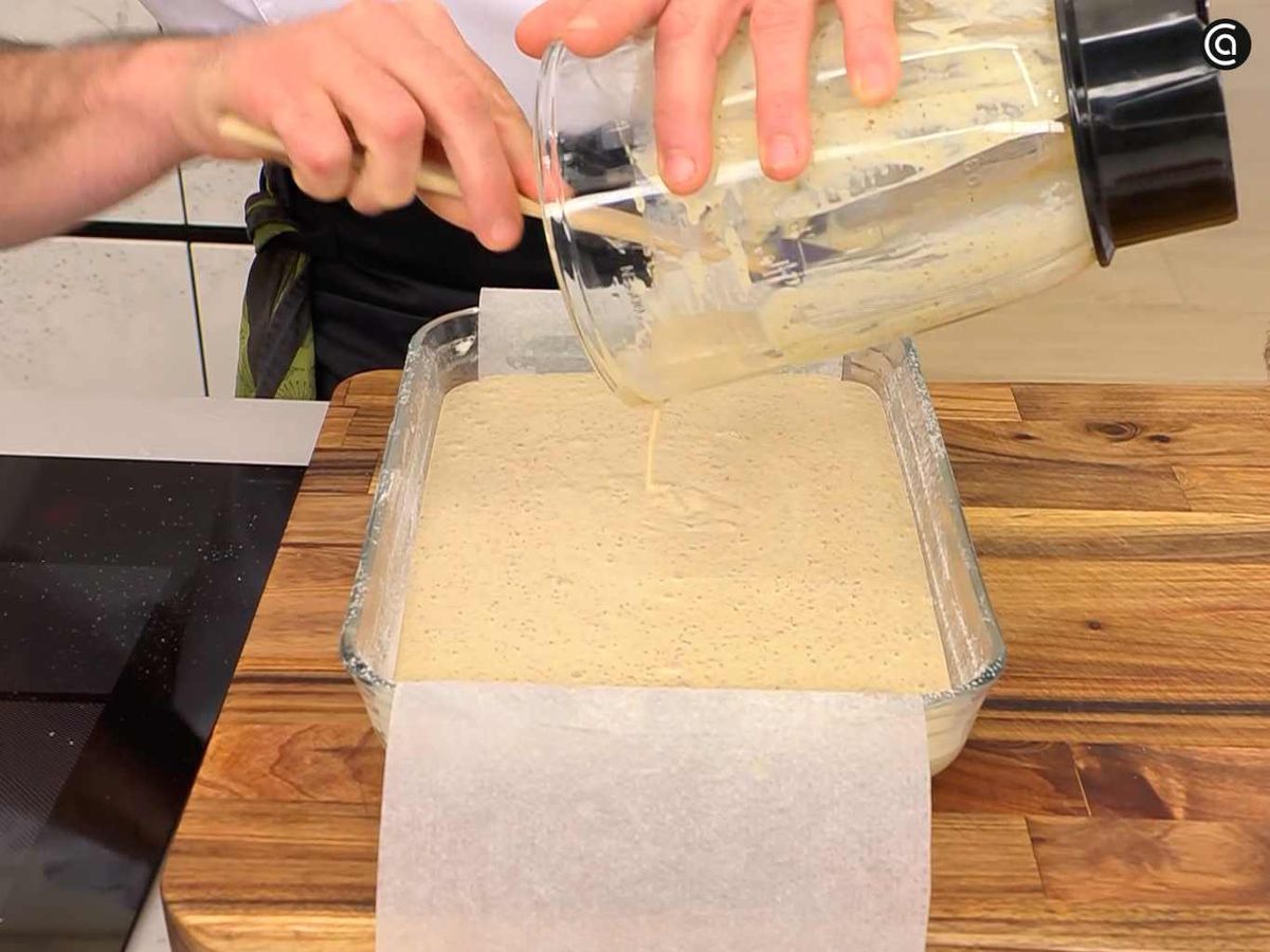 Vierte la mezcla del pastel de setas en el molde