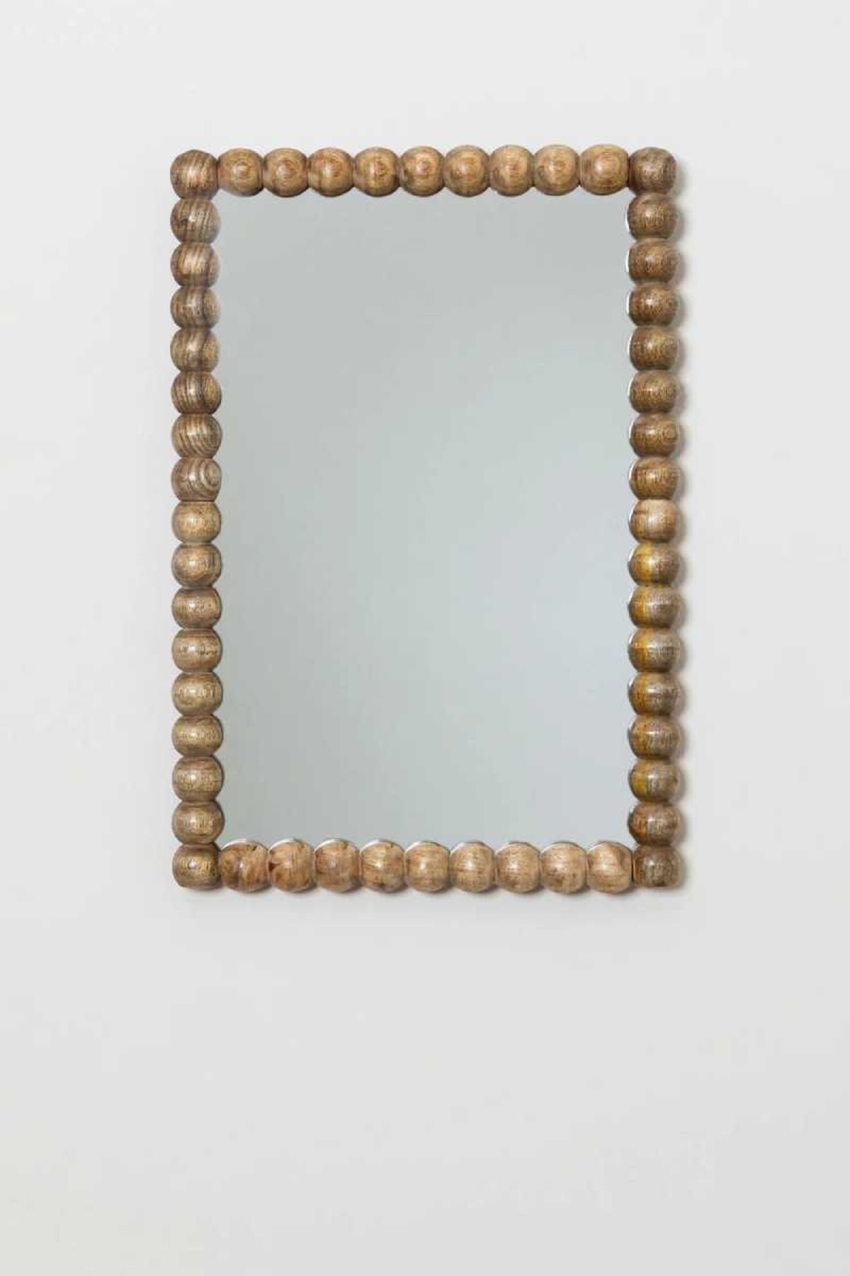 Espejo Fearne, muy similar al espejo fural de Zara Home.