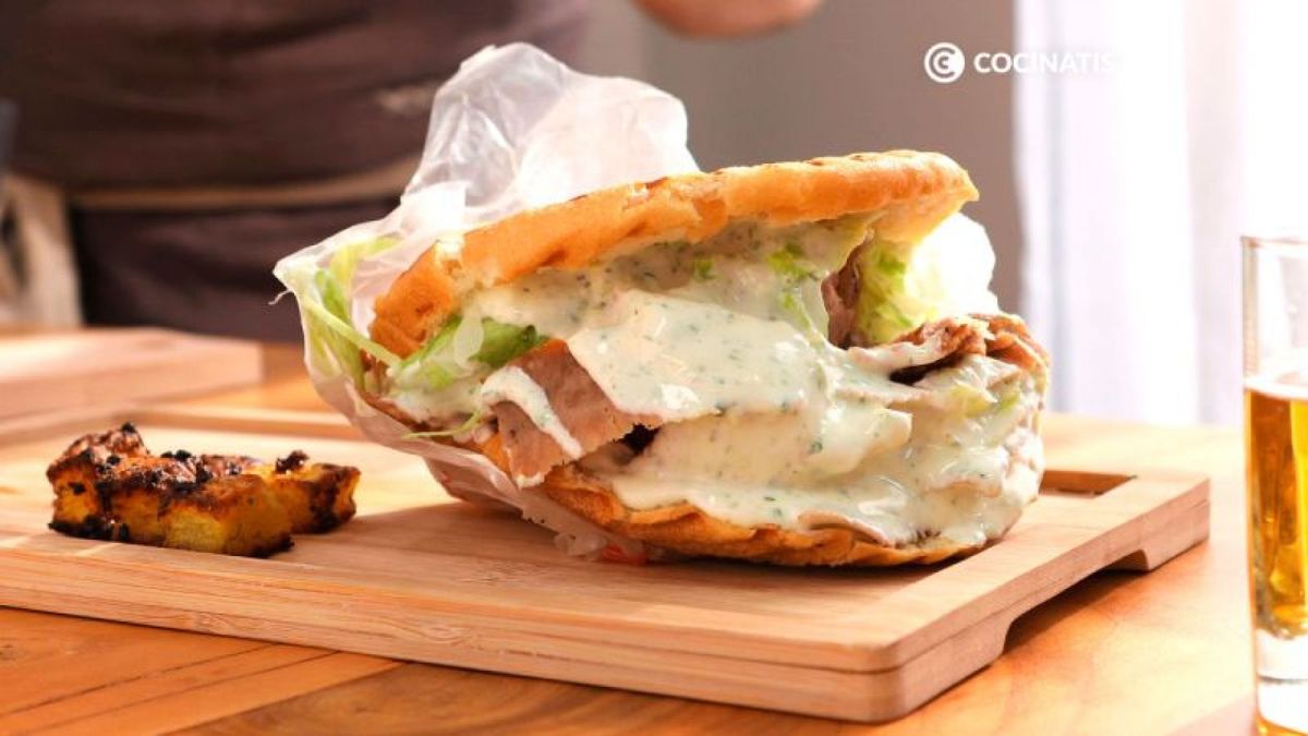 Kebab con salsa blanca casera