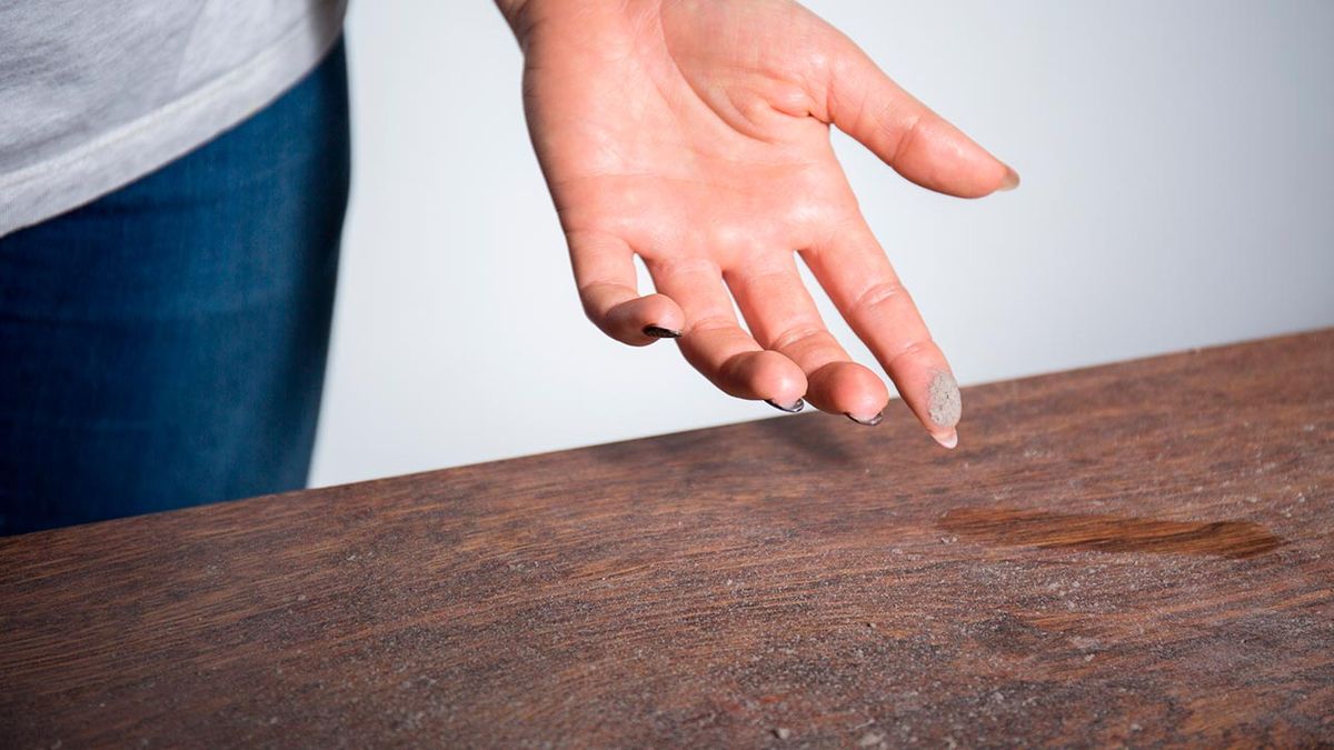 como limpiar el polvo de los muebles electrodomesticos suelos de casa con trucos caseros