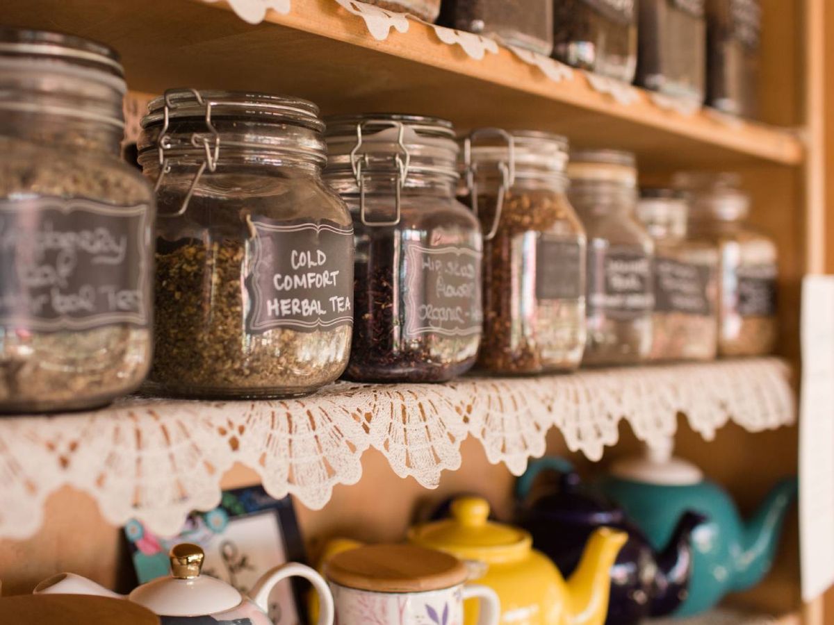 Tarros de cristal, etiquetas y encaje: la fórmula perfecta para una cocina retro con encanto.