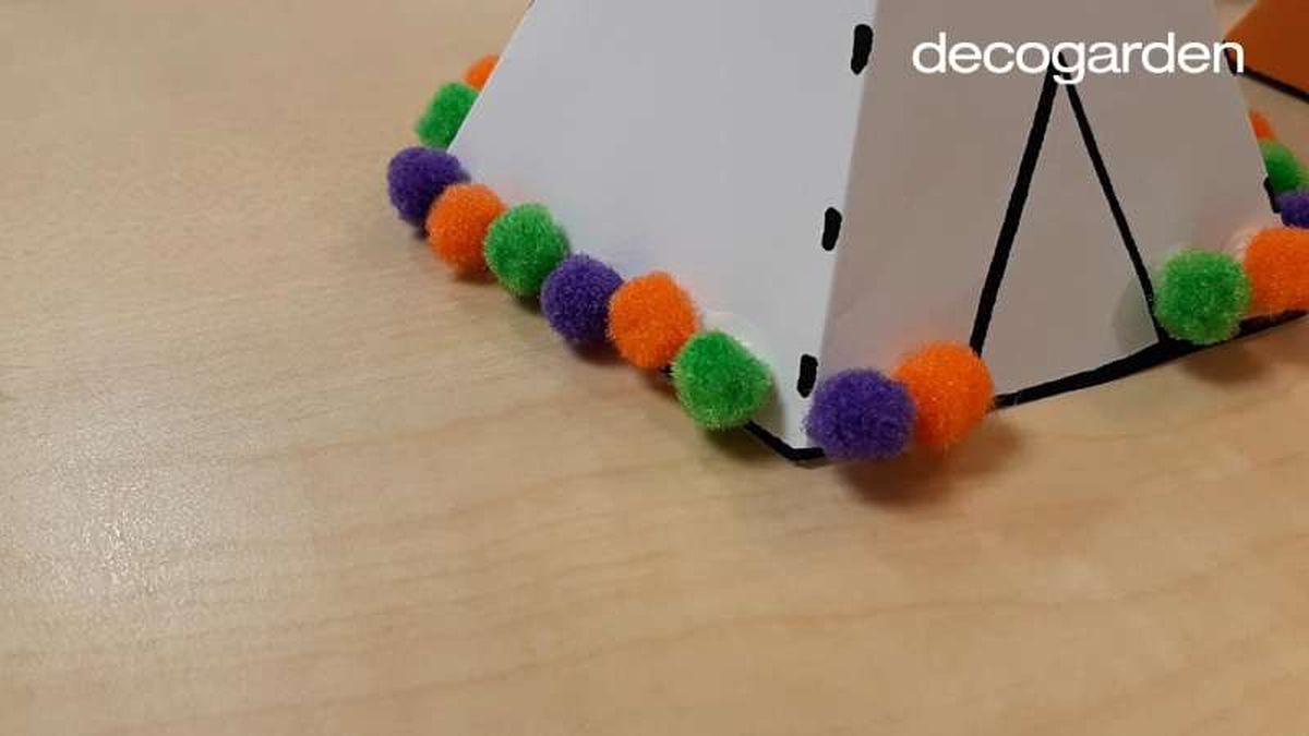 Tipi de papel decorado con pompones.