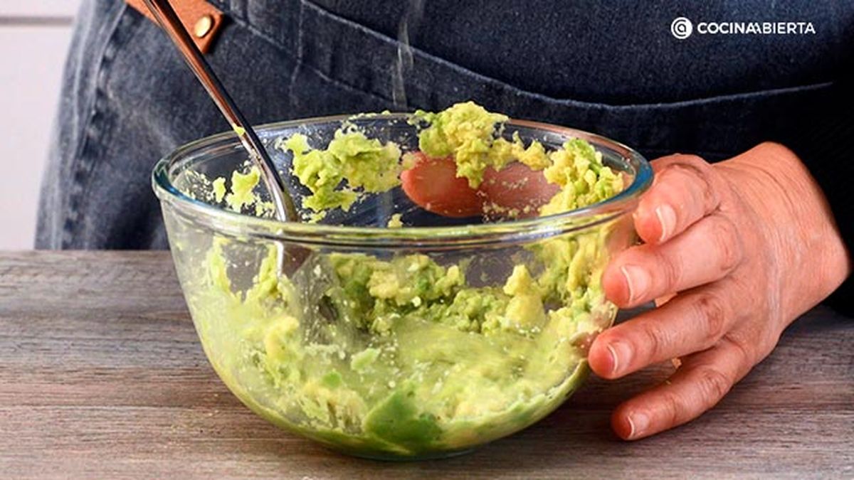 CTIS0936 receta tartar salmon ahumado aguacate paso 1