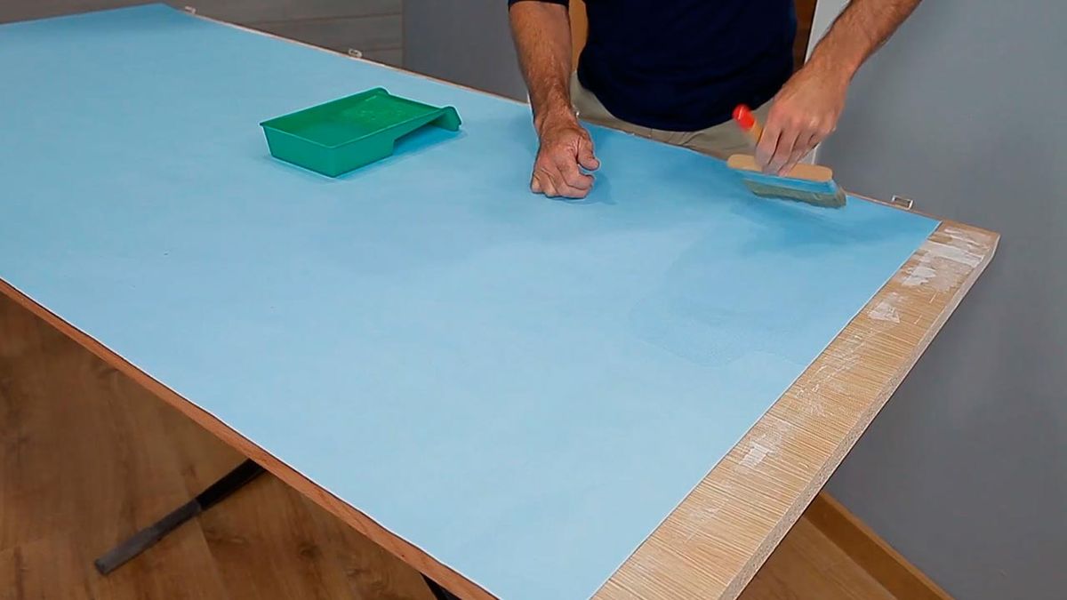 Cómo empapelar una puerta de interior paso 3