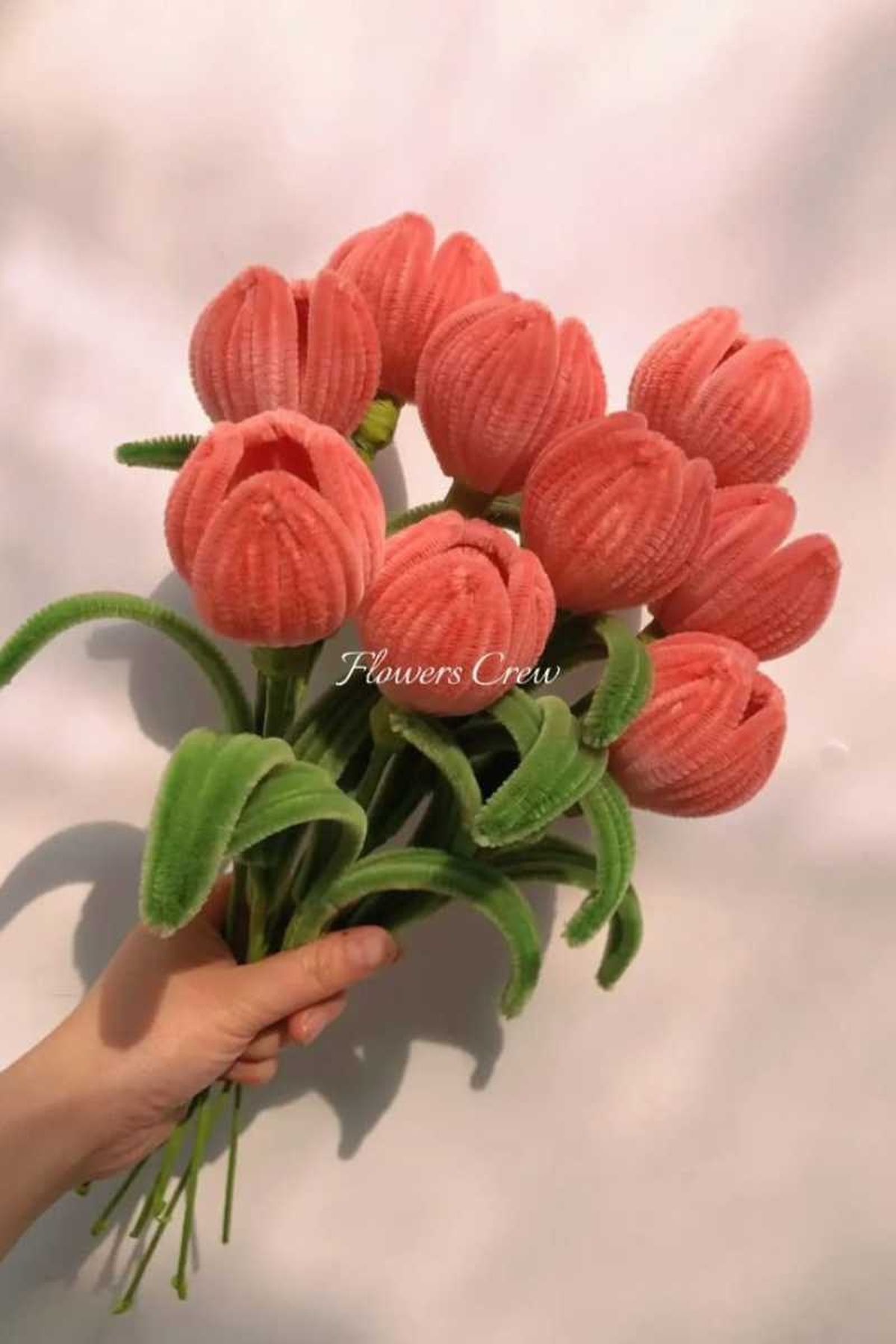 Ramo de tulipanes hechos con limpiapipas de color coral.