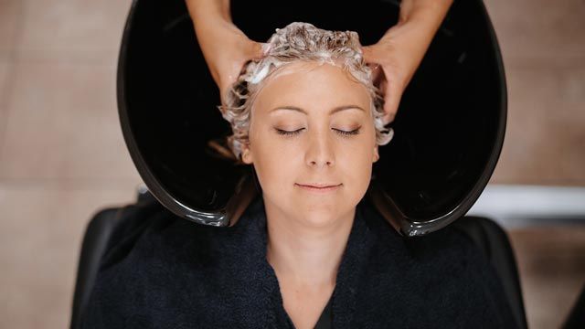 como usar aceite esencial arbol te para tratar caida cabello cuidados