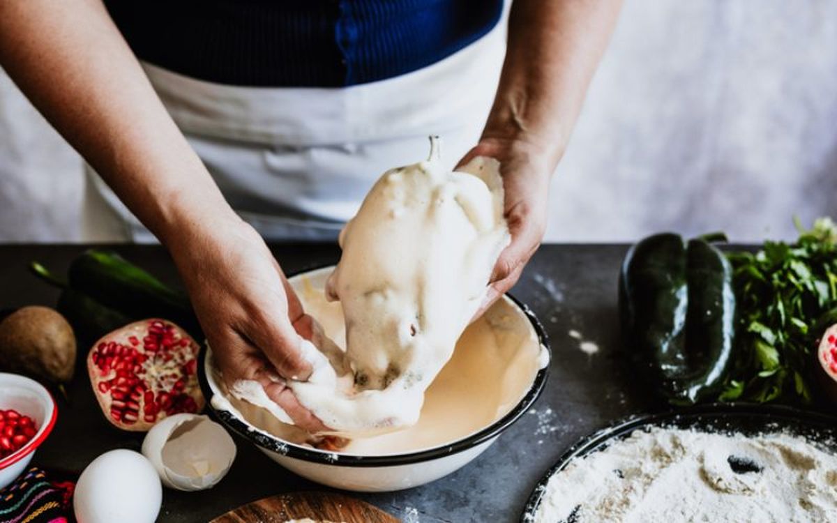 La elaboración de los chiles en nogada puede llevar días