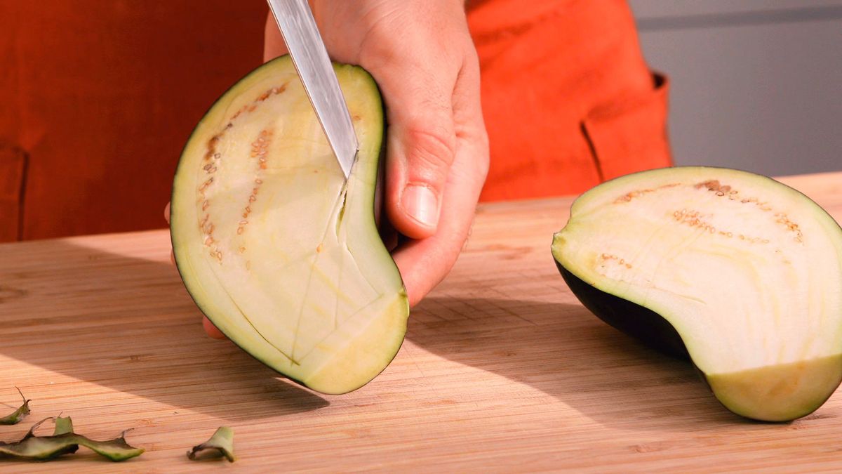 Brochetas de salmón con ensalada turca de berenjena   Paso 1