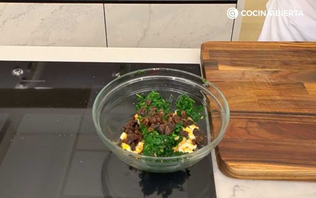 Mezcla las espinacas cocidas con el huevo y las pasas