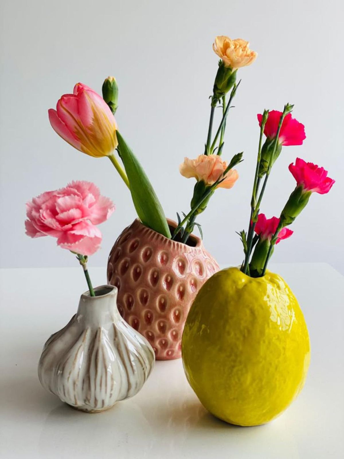 Jarrones con texturas de frutas. / Foto Pinterest @monique_grimmin