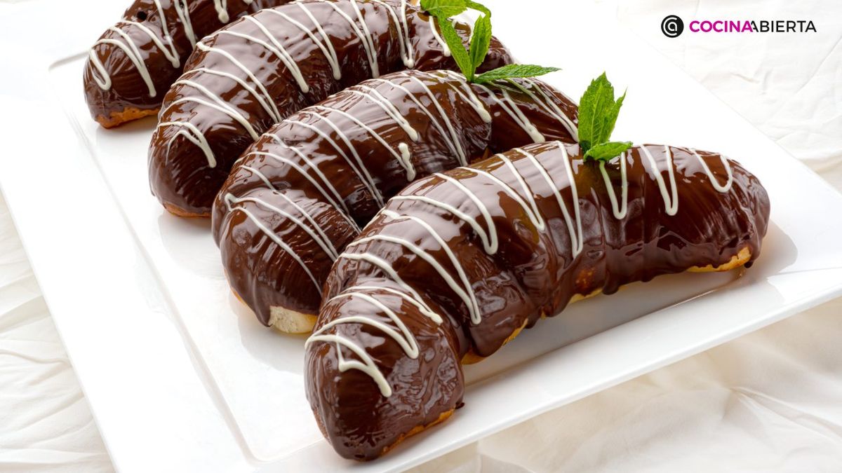 Receta casera de cuernos rellenos y cubiertos de chocolate