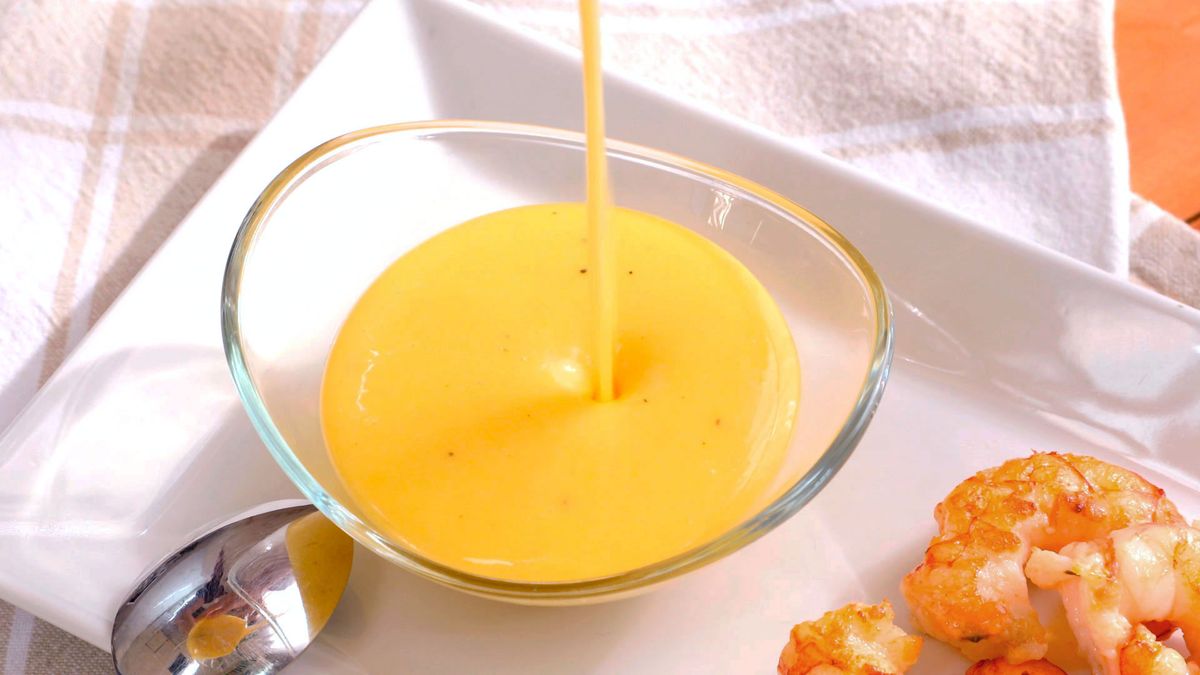 Sirve la salsa holandesa