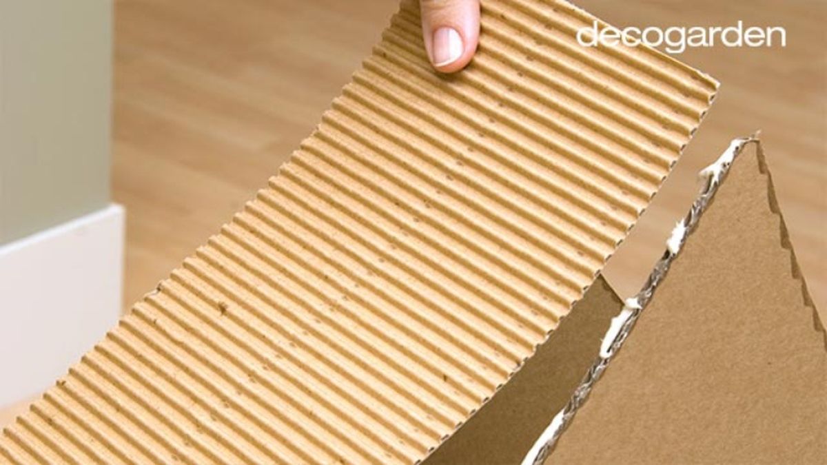 Cartón plisado para forrar los laterales.