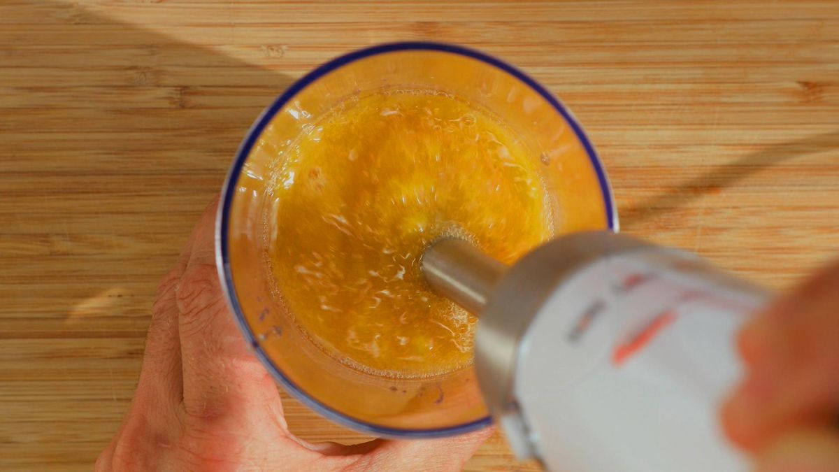 Receta de mousse de melocotón con nata   paso 3