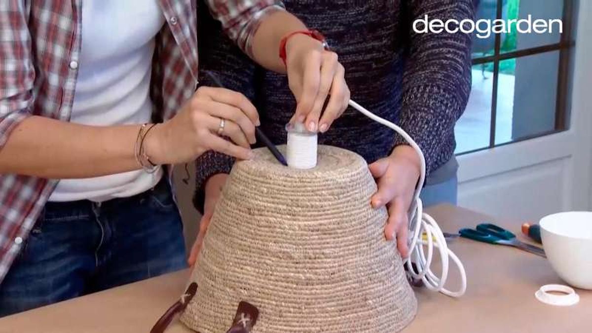 Primero paso para hacer una lámpara de techo con un cesto o capazo.