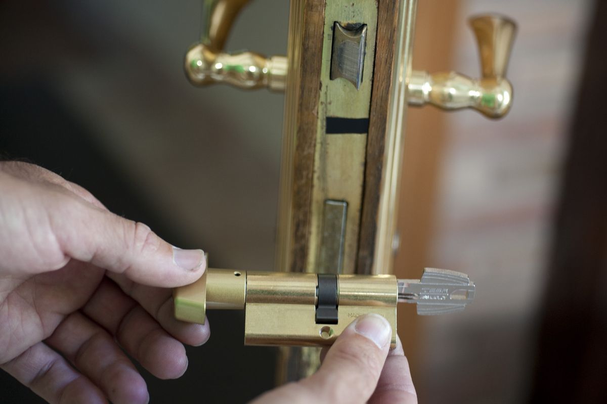 brico 1 0654 cambiar bombin puerta paso 1