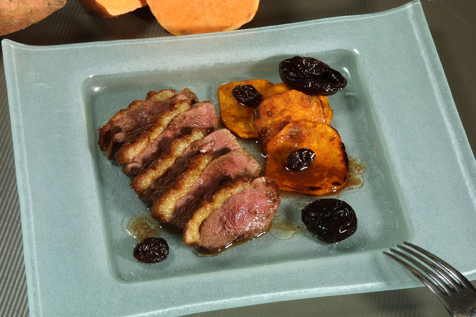 Magret de pato con boniato y salsa de oporto