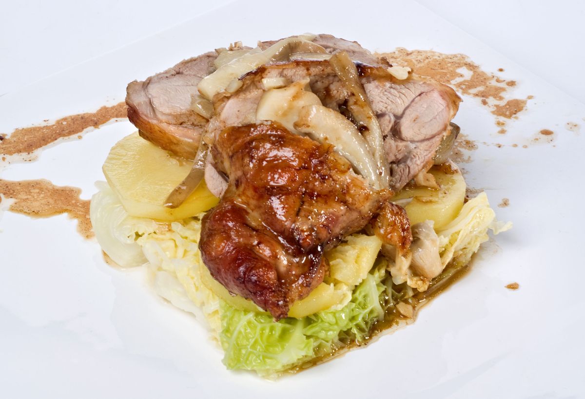 Pierna de cordero asada con berza