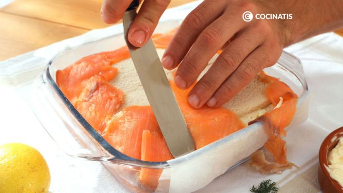 Cerramos el pastel con el salmón ahumado