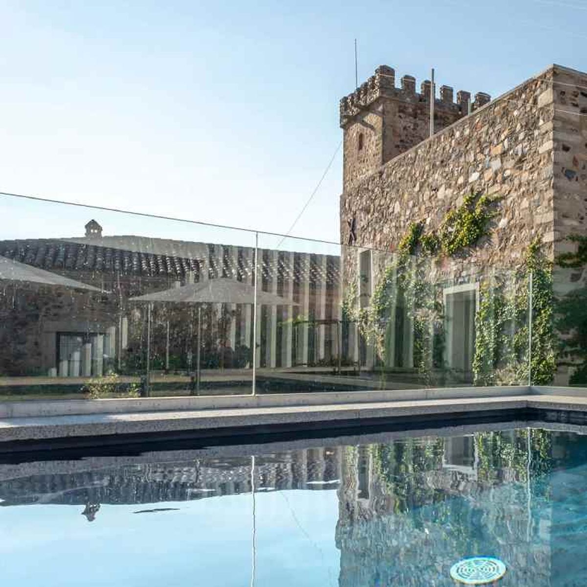 La piscina del hotel Atrio, en Cáceres, con tres llaves Michelin