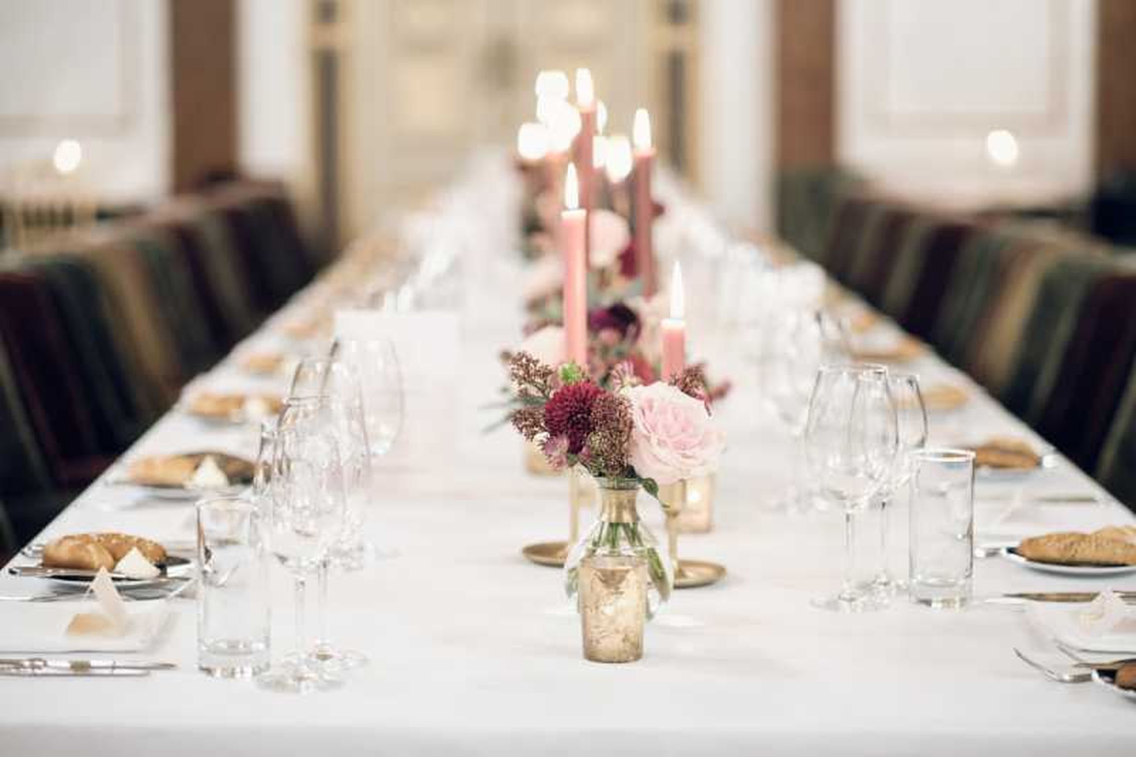 Centro de mesa para boda con velas rosas.