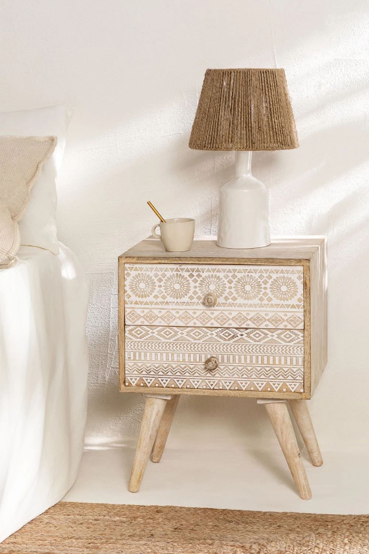 Mesita de Noche con Cajones en Madera de Mango Ukurla