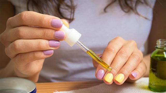 tendencia de las manicuras de unas cortas como pintarlas aceite